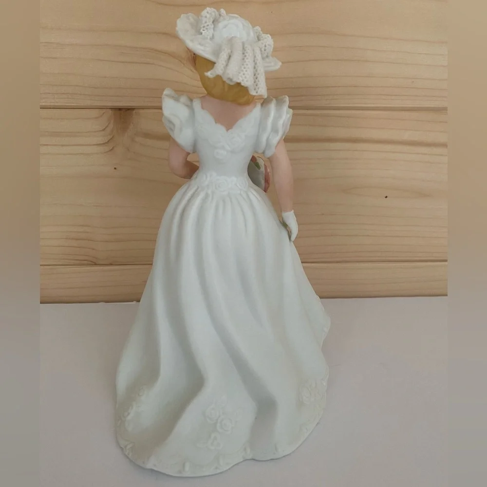 Vintage 1986 AVON Summer Bride Figurine Porcelain Wedding Keepsake Bride